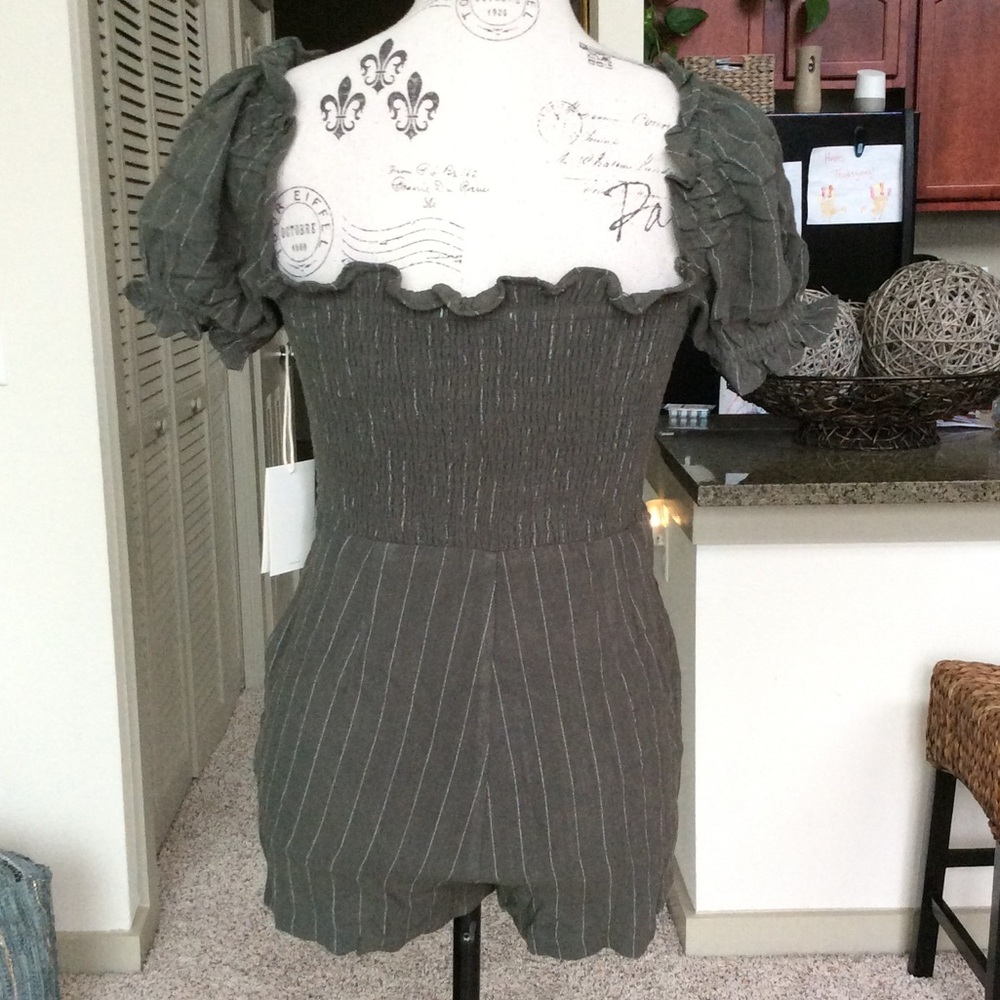 🎉 Cute Tularosa Romper 🎉 - Picture 5 of 8